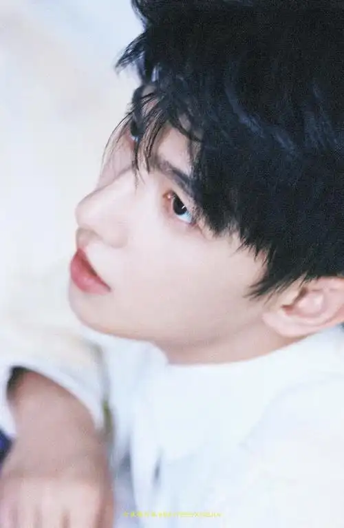 杨洋把花印在了西装上##杨洋3d印花白西装