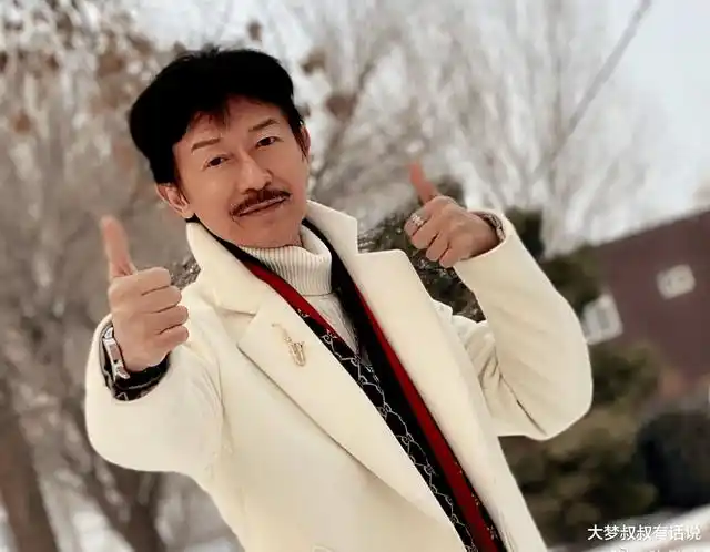 香港男星陈勋奇(原名:陈永煜)身兼多职,拥有电影导演,演员,制作人