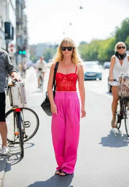 玫红色搭配什么颜色最好看:最新玫红色最绝配的配色技巧