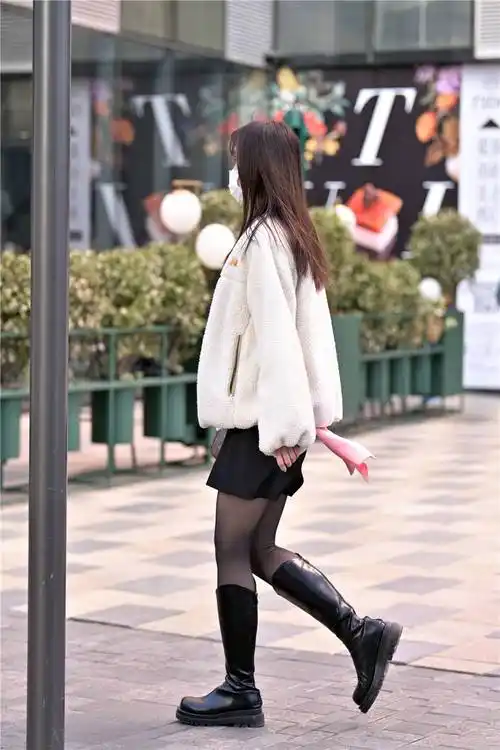 搭配,每个人的想法都不一样,这位美女选择一款黑色长靴,不是过膝的