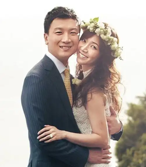 侯佩岑罕见秀恩爱,与丈夫庆祝结婚11周年,互相搂腰依偎甜蜜如初_腾讯