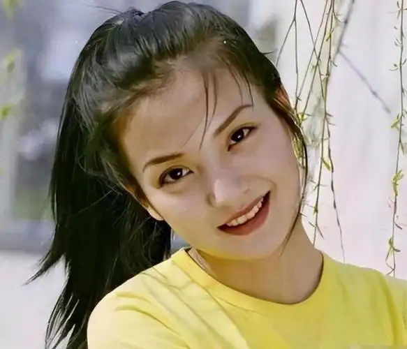 消失一年多后,再看赵薇现今的处境,47岁的她后悔吗?