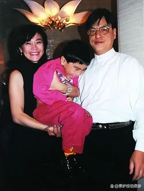 一年后,王靖雄不顾原配挽留,执意离婚,转身就和张艾嘉一起,带着13个月