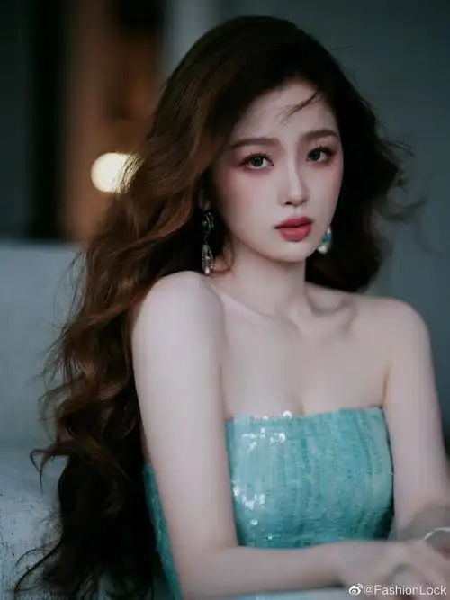 虞书欣丨水绿色亮片抹胸裙78海藻卷发 水绿色亮片抹胸裙,似深海里的