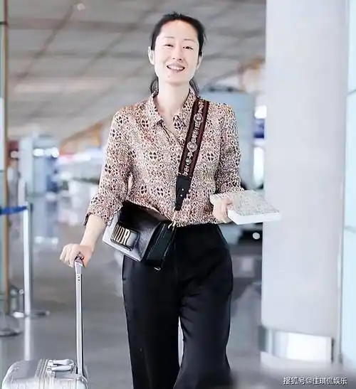 刘敏涛太酷了,穿素衣剃光头上节目,完全不在乎他人眼光_造型_母亲