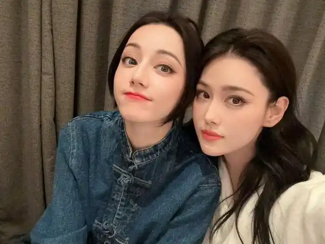 迪丽热巴和张馨予一起聚餐了两姐妹的感情好好哦