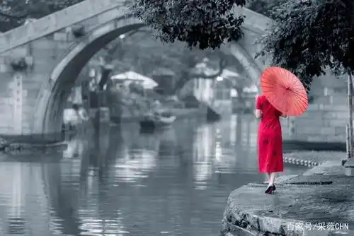 走过那雨巷,二三油纸伞,撑起万年愁