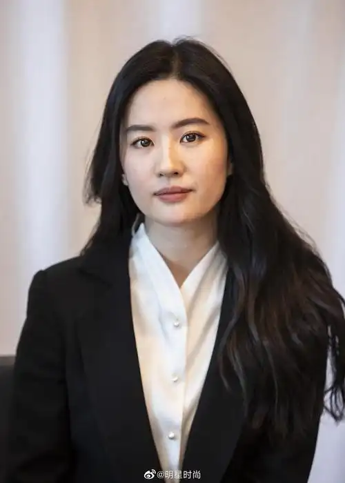 刘亦菲的一组生图,她身着黑色西装内搭白衬衫,素颜亮相真的太棒了