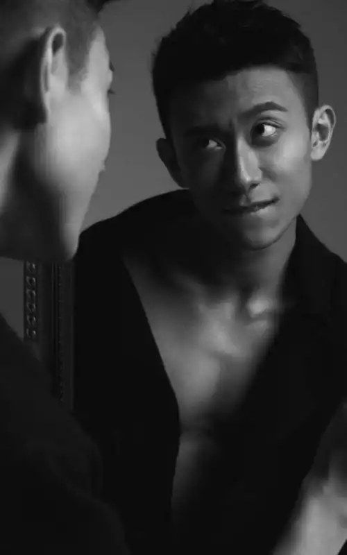 硬汉型男张一山黑白高清手机壁纸刘星已然长大