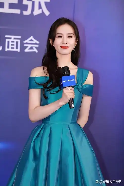 刘诗诗出席品牌代言活动,穿得真有气质,气质不减当年