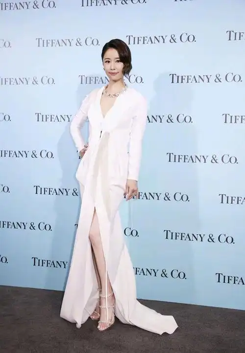 林心如的气质真好身穿一袭白色连衣裙耀眼夺目优雅又高贵