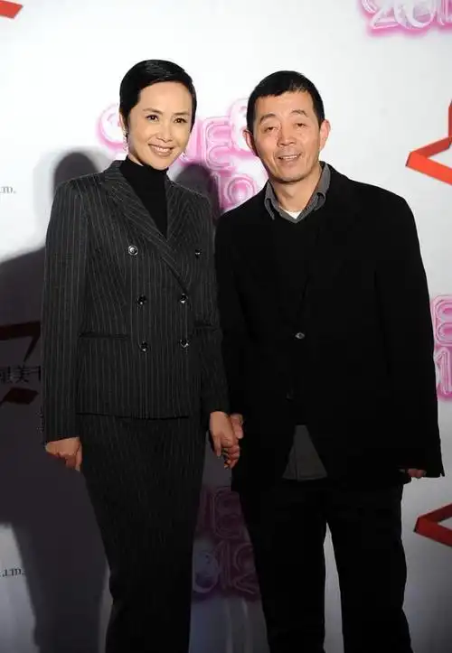 蒋雯丽和老公顾长卫真有恩爱感,双手紧握,这么大岁数仍穿情侣装