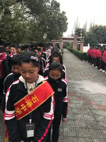 石港中学开展"青春心向党,建功新时代"清明节扫墓活动