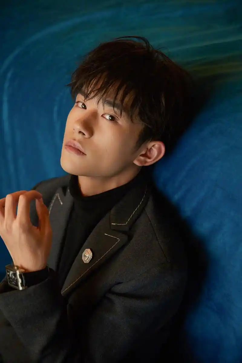 tfboys-易烊千玺一身灰色西装搭配经典黑色针织内衬,展现个性时尚美学