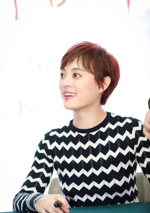 9位女星简洁时尚短发有人大秀天鹅肩颈线有人气质又飒又美