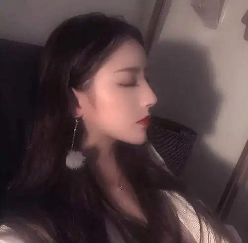 美女坐飞机,高冷时尚的女生高清头像图片