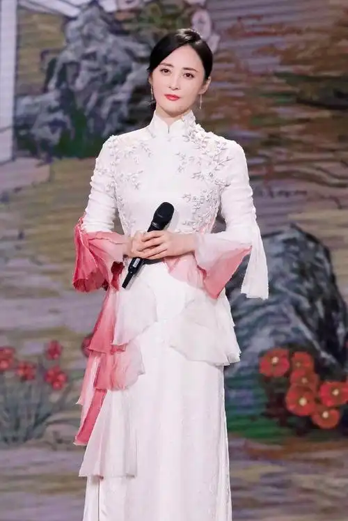 被蒋勤勤美到了,在中秋节目里登台献唱,47岁穿旗袍优雅动人|李易峰