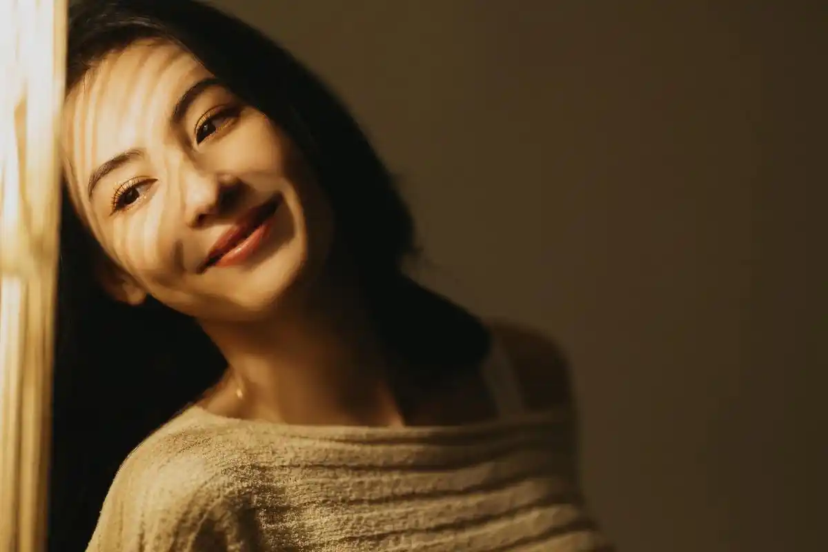 张柏芝晒回眸写真大片光影之间演绎秋冬氛围感