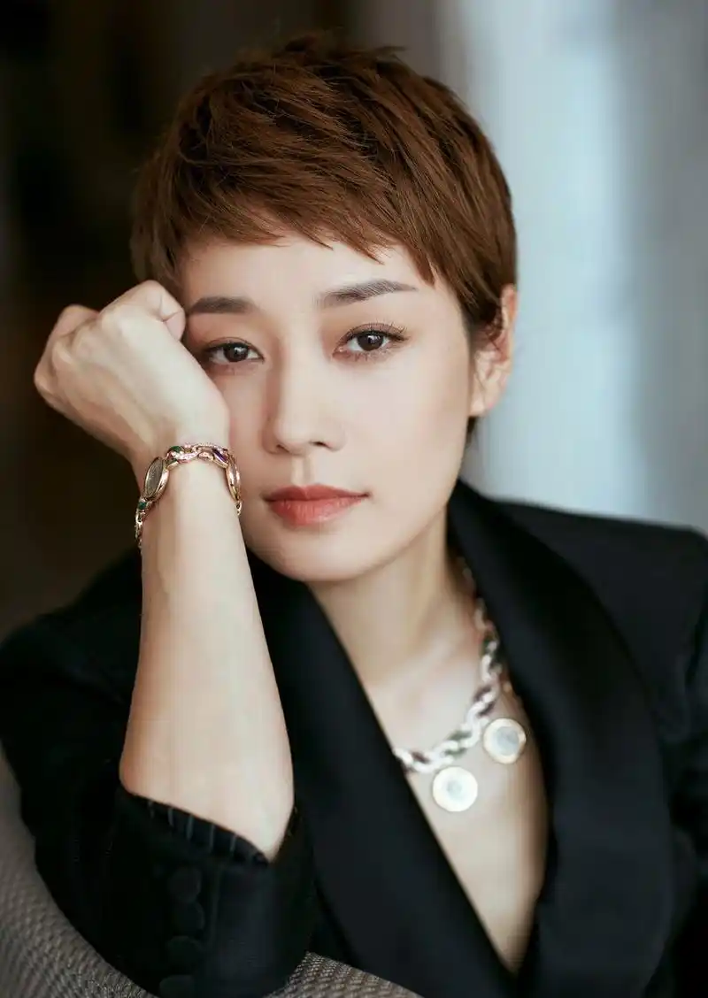 照片中,马伊琍挑战真空亮片西装搭配古币珠宝,释放穿越时光的动人之美