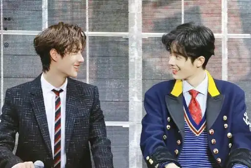 王一博爱上经纪人?两人多个同款被扒,女方已经40多岁._项链_肖战_网友