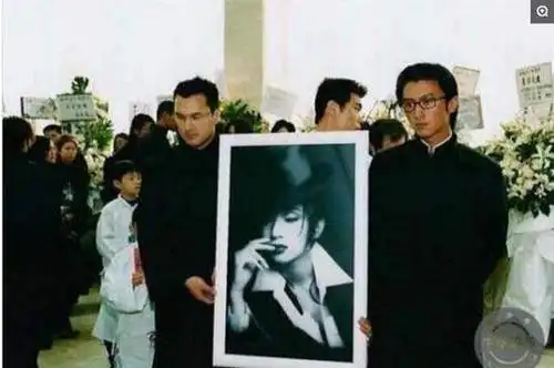 直击梅艳芳葬礼: 八位大佬扶灵, 谢霆锋抬遗像, 旧爱赵文卓到场!