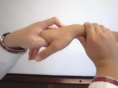 【检查方法】 患者取坐位,肘关节屈曲前臂旋前放置在桌面上;检查者