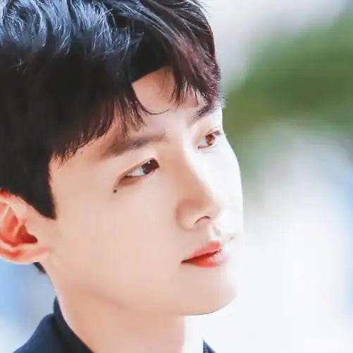 白敬亭:心酸成名史,娱乐圈梗王,他到底经历了什么呢?