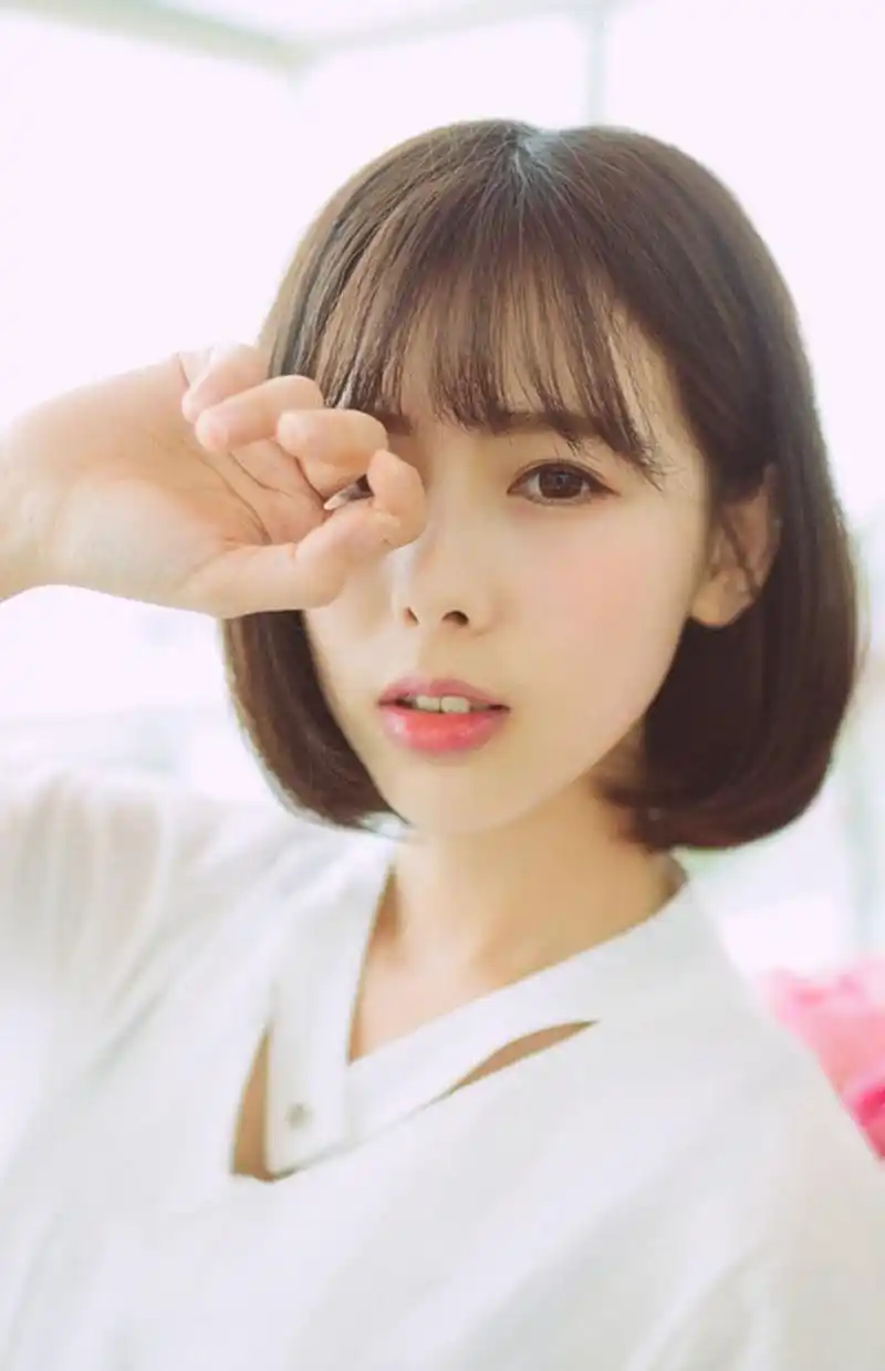 白皙温和短发美女文艺范写真图片