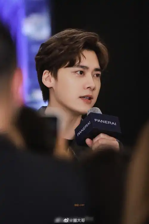 李易峰今日份线下活动路透生图又帅又奶拽又可爱的贵公子