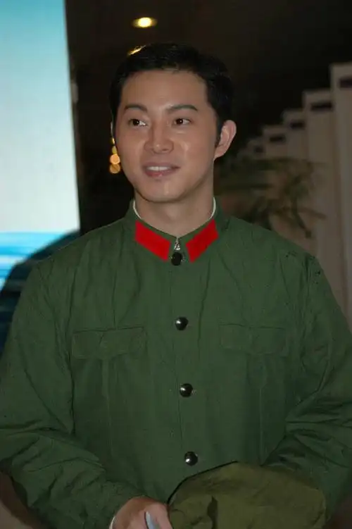 沙溢再登新《高地》 发布会现场客串主持(组图)