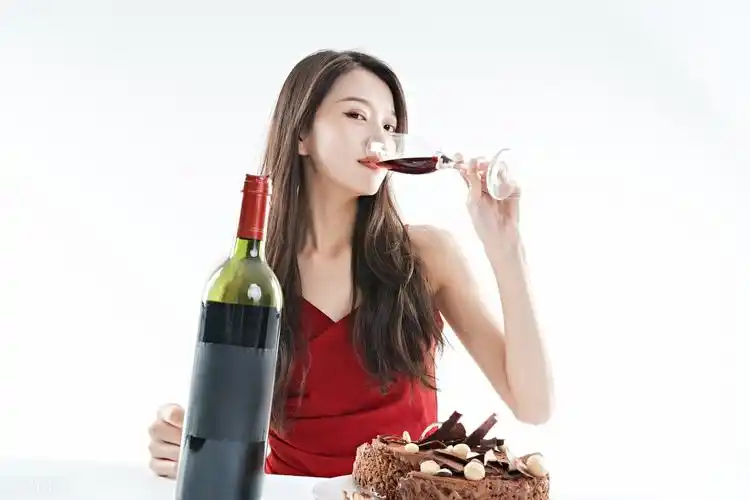 女人喝酒无非就三个原因(为什么很多女人都喜欢喝醉)-四五百科