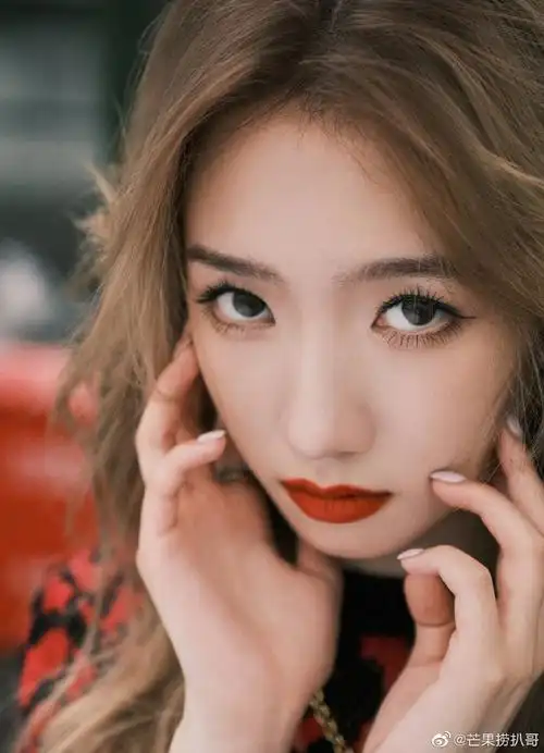 孟美岐金发复古大片