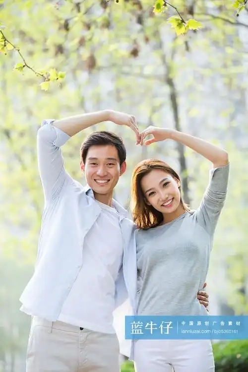 快乐的年轻情侣摆心型手势