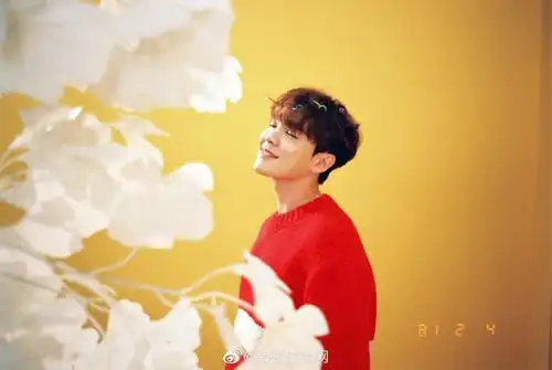 刚刚结束的假期你去踏青赏花了吗来看一组花美男尤长靖的写真吧