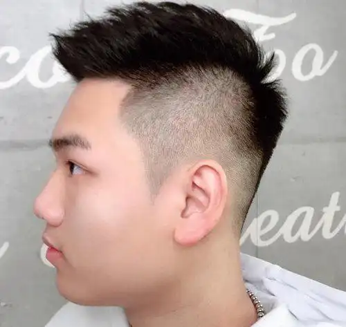 胖男生把厚厚的头发弄成剃两边短发发型,并且利用定位烫技术打理头顶