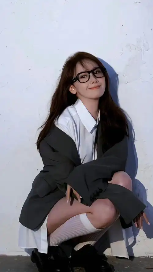 林允##林允儿#林允儿的烟熏妆造型,近期的物料中展现出了她独特的