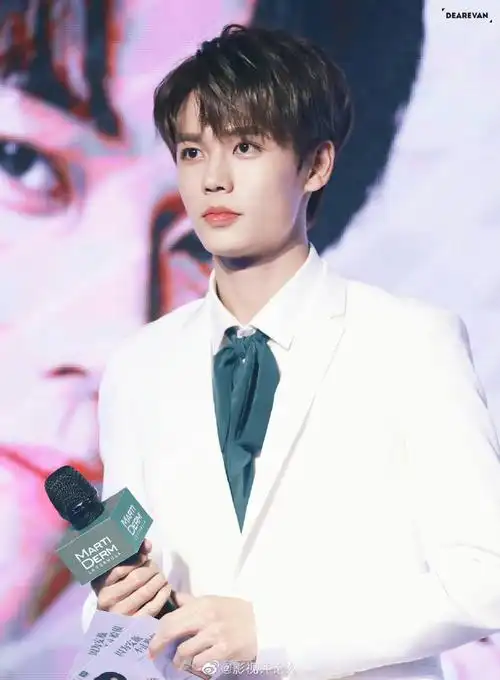 男明星白西装造型大赏