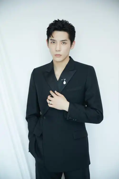 真的 怎么会有王安宇这种这么适合光头的男人