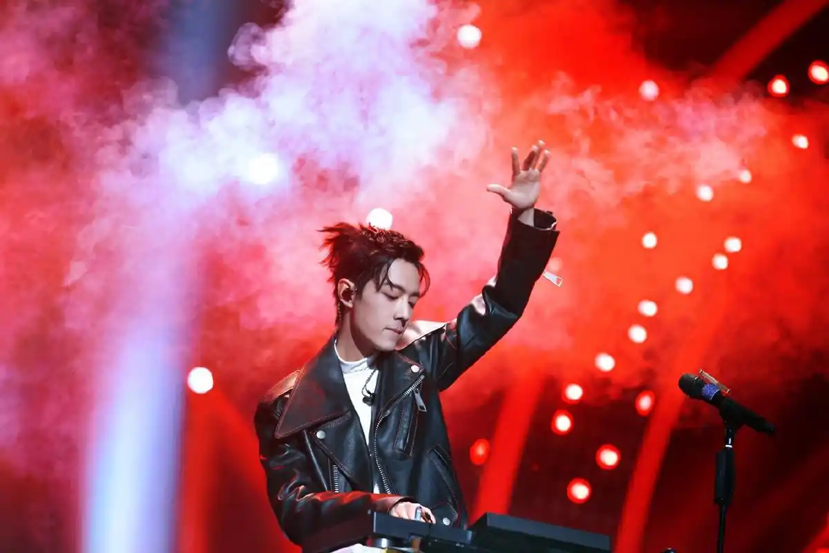 肖战时尚芭莎的大片好好看呀,冷峻与温柔随意切换~你们喜欢怎么样的呢