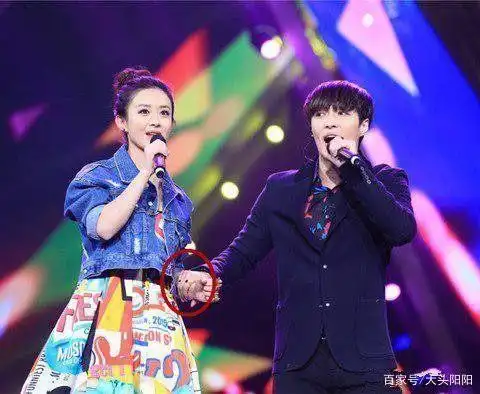 这个做法不得不说是挺机智的,但是这样的手让人看起来像是给赵丽颖