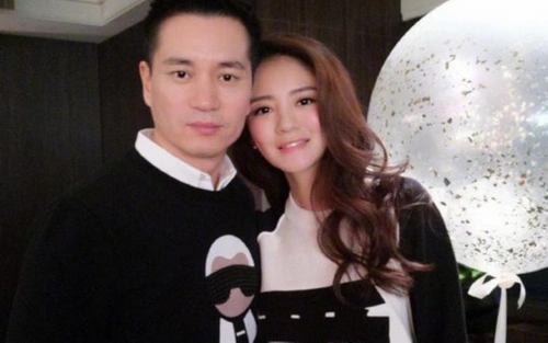 据台湾媒体报道,安以轩和百亿身家ceo陈荣炼秘密交往2年,去年升格当