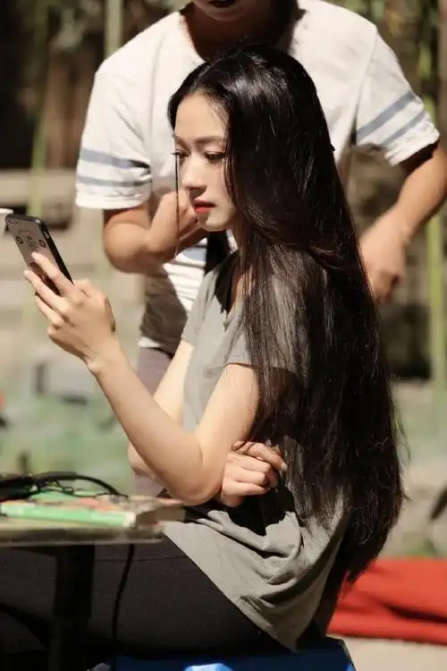 万茜长发飘飘温柔美,短发干练酷帅风,姐姐什么发型都好看