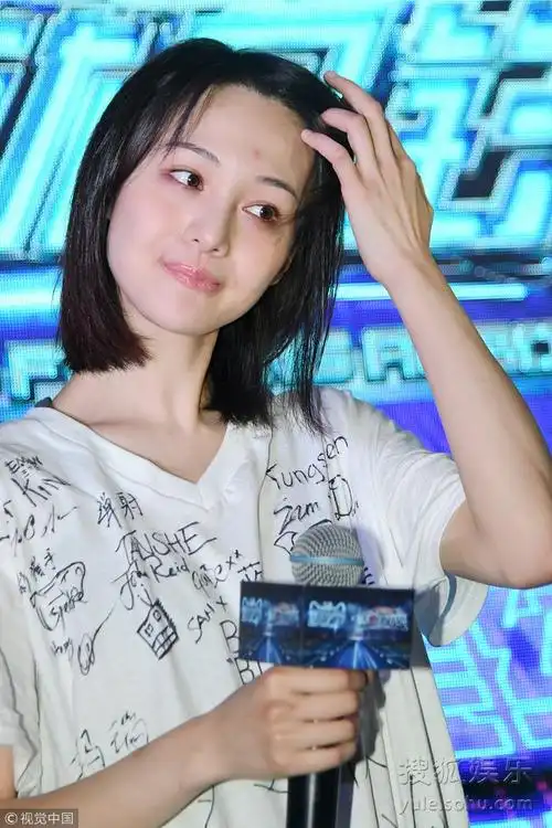 郑爽又双叒上热搜,素颜不遮黑眼圈,新作大玩变装梗,要将放飞进行到底?