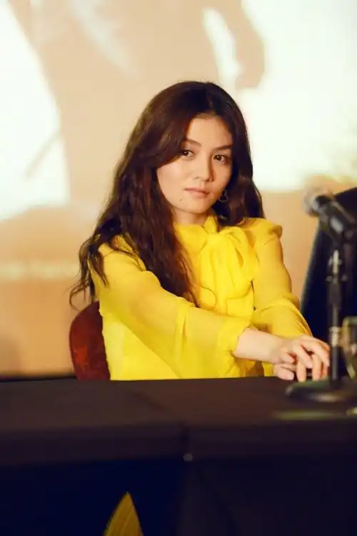 春夏蒙特利尔最新写真秒变"小黄人"_明星写真_图集_电影网_1905.com