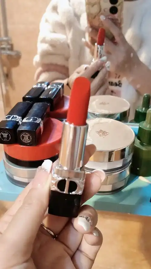 迪奥今年的广告语:"我目光短浅,眼里只有你,我有两个心愿,你 - 抖音