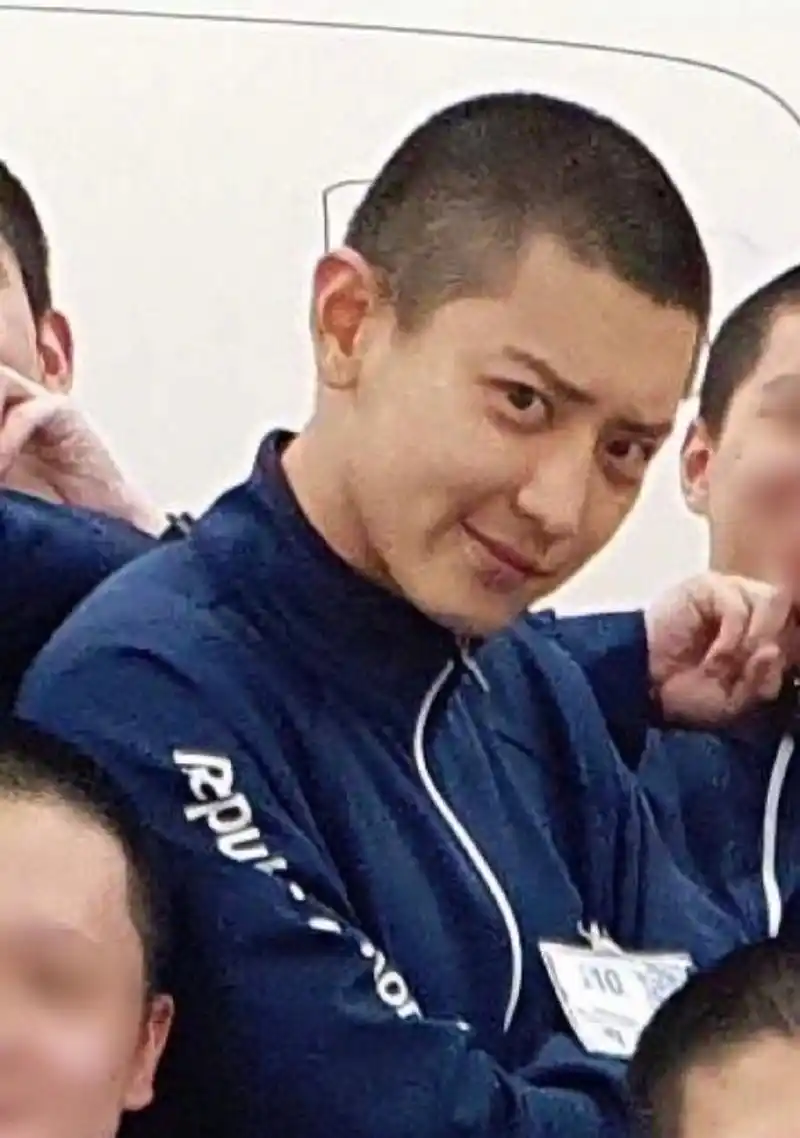 组图:朴灿烈入伍后新照曝光 剪寸头帅气依旧