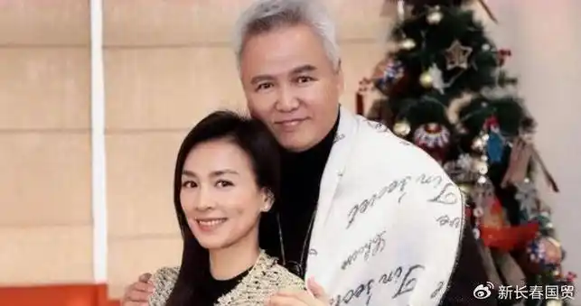 2024年第一天,张庭晒出了一家人出游的照片,并附文:"新的365天,也要