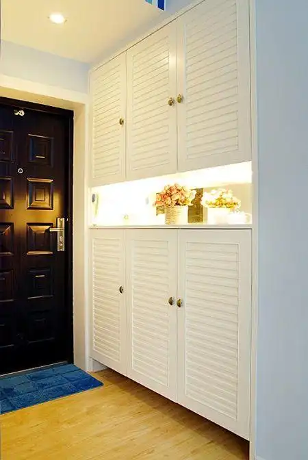 进门一面墙鞋柜衣柜一体效果图受到许多家居装饰者的喜欢