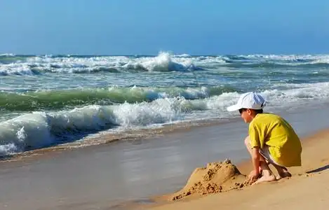 小男孩 沙滩沙滩上玩耍的小男孩背景