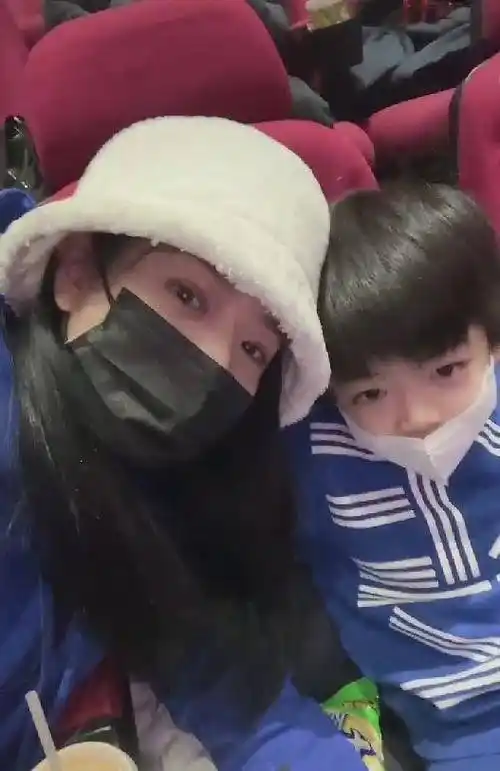 陈妍希带儿子看《流浪地球2》,小星星声音软萌,长相酷似王俊凯_陈晓和